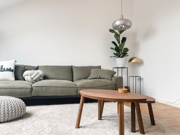 Comment adopter le minimalisme en déco intérieure sans se sentir dépouillé ?